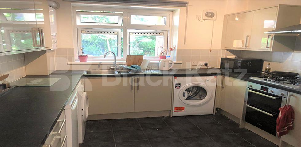 Spacious 4 double bedrooms with access to private garden Dalmeny Avenue, Tufnell Park